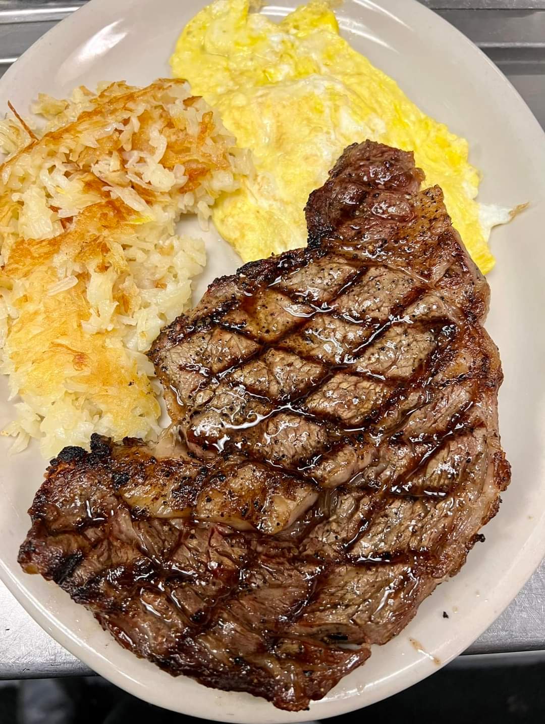 Steak and Eggs with Hash Browns – Reseau Regie Recipes